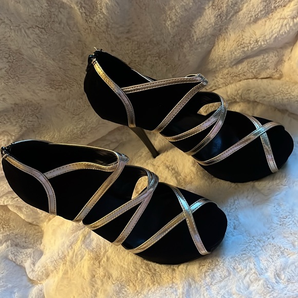 CHARLOTTE RUSSE black and gold heels Size 9! NEW IN BOX! - Picture 2 of 7